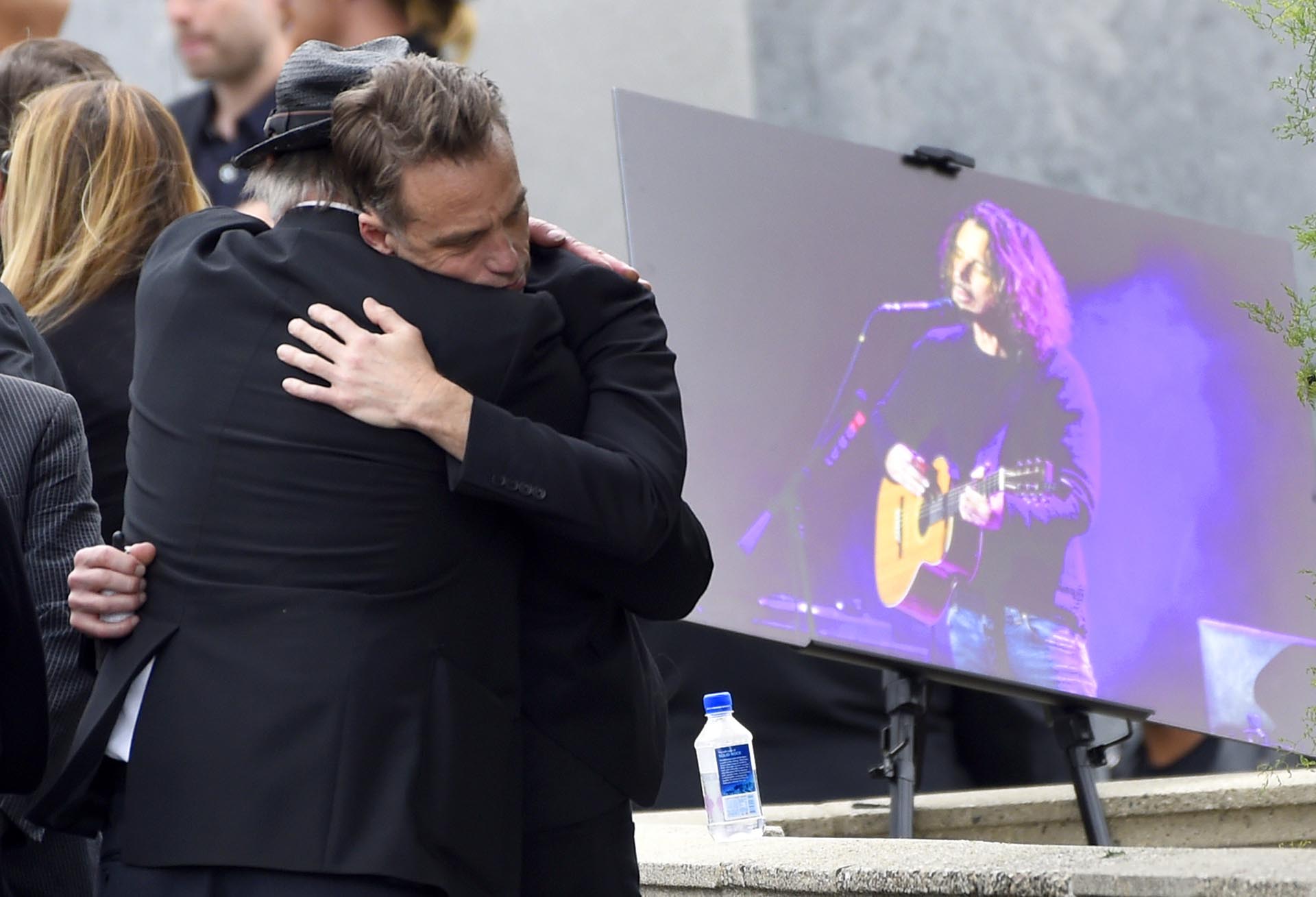 Familiares y amigos despidieron a Chris Cornell