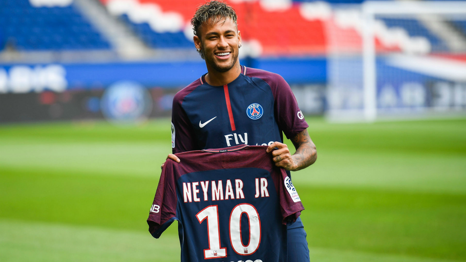Neymar fue presentado oficialmente