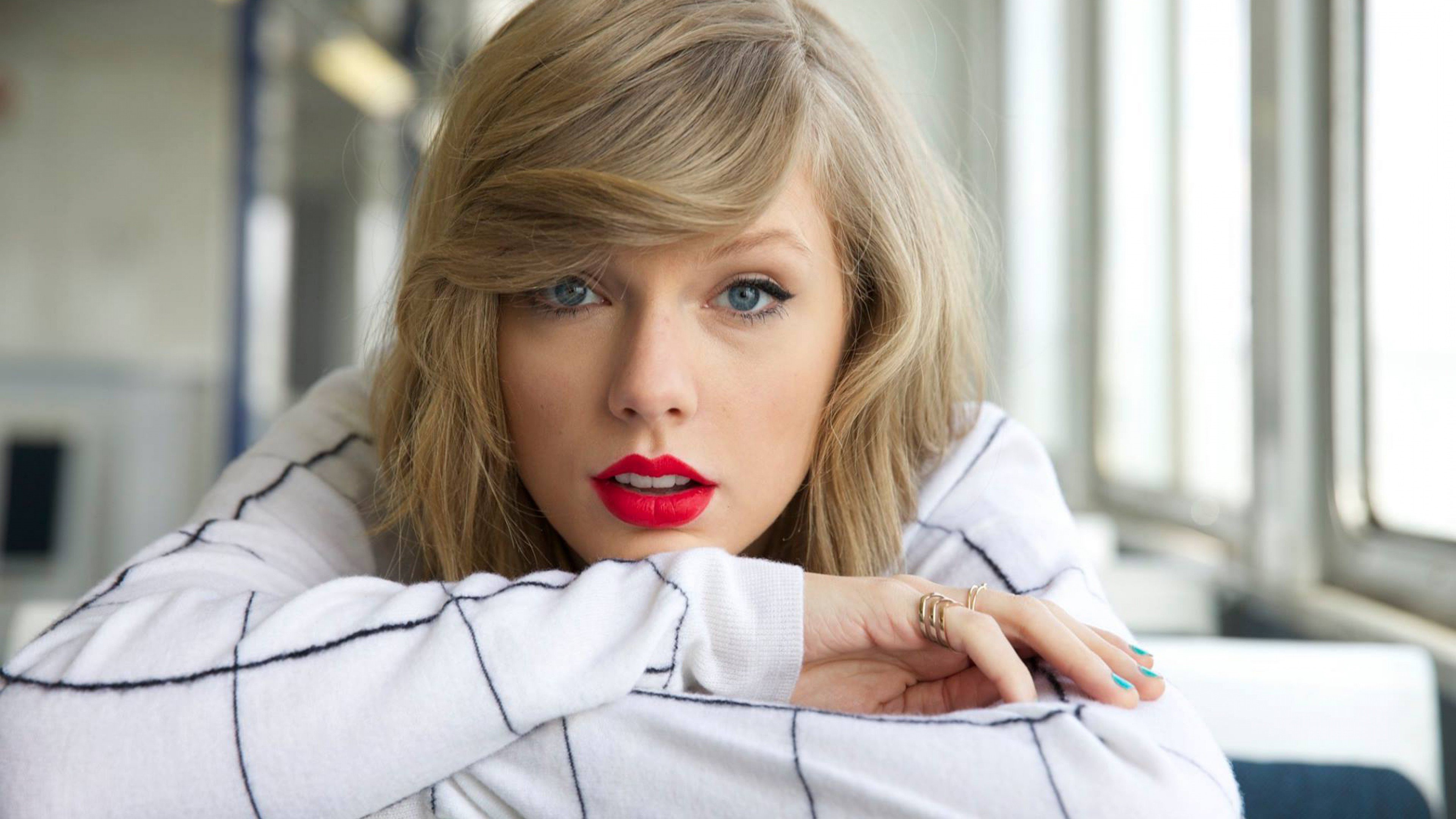 Usando una serpiente, Taylor Swift anuncia nuevo álbum