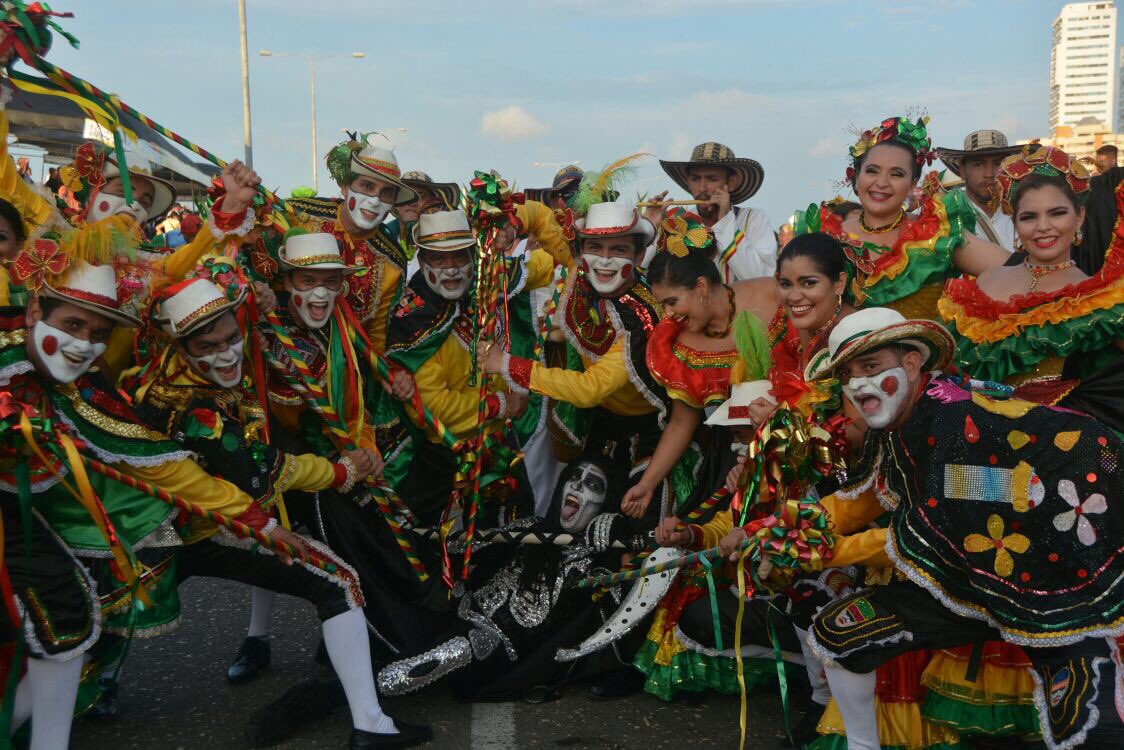 La Danza de Garabato de Unilibre que celebra 20 años también se tomó las calles de Cartagena.