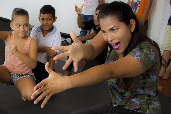 Danza experimental en la Galería del Mar para los niños de Puerto Colombia