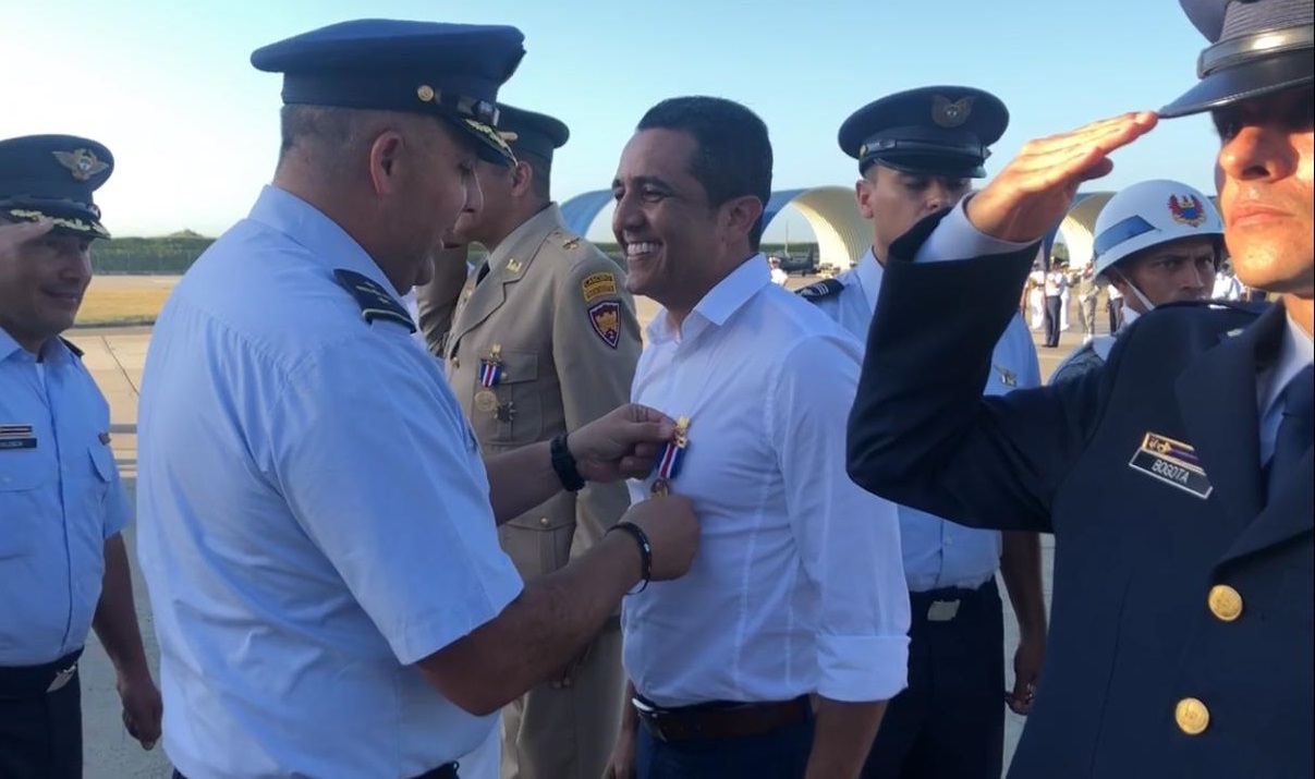FAC condecora a Pedro Lemus con medalla Marco Fidel Suárez