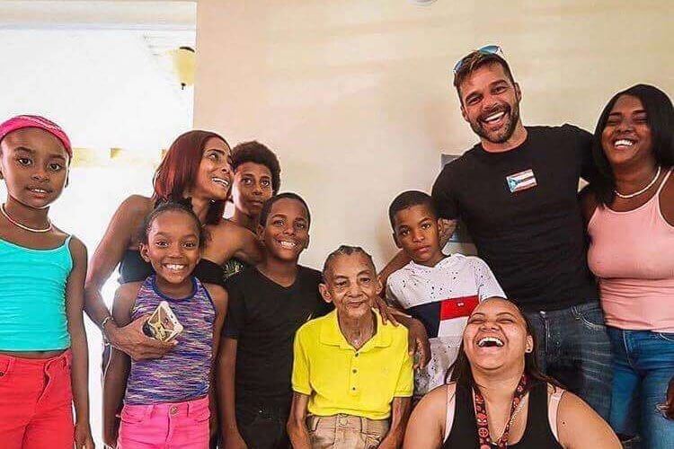 Ricky Martin entrega casas a damnificados de Puerto Rico