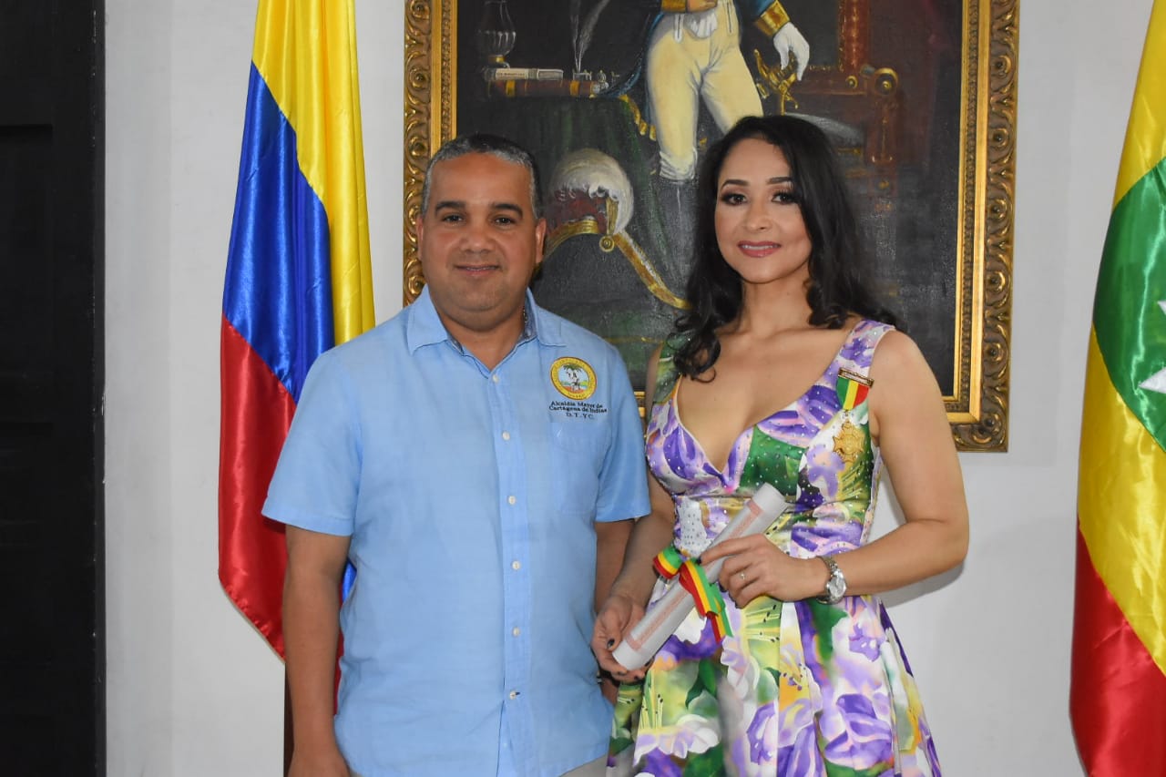 Alcalde condecora a artista cartagenera