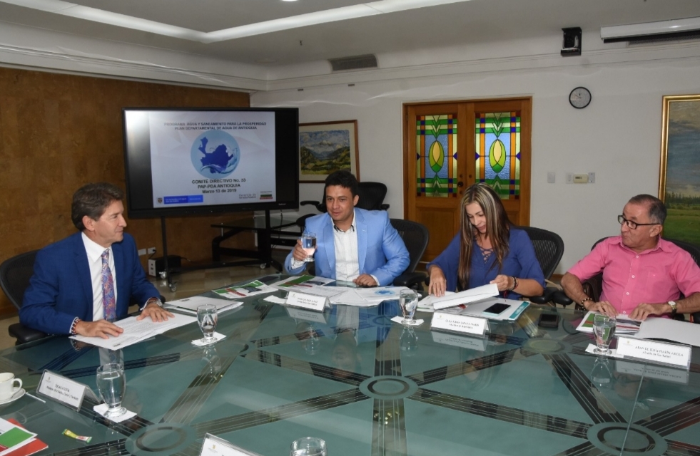 El mandatario de Antioquia plantea reestructurar el Plan Departamental de Agua