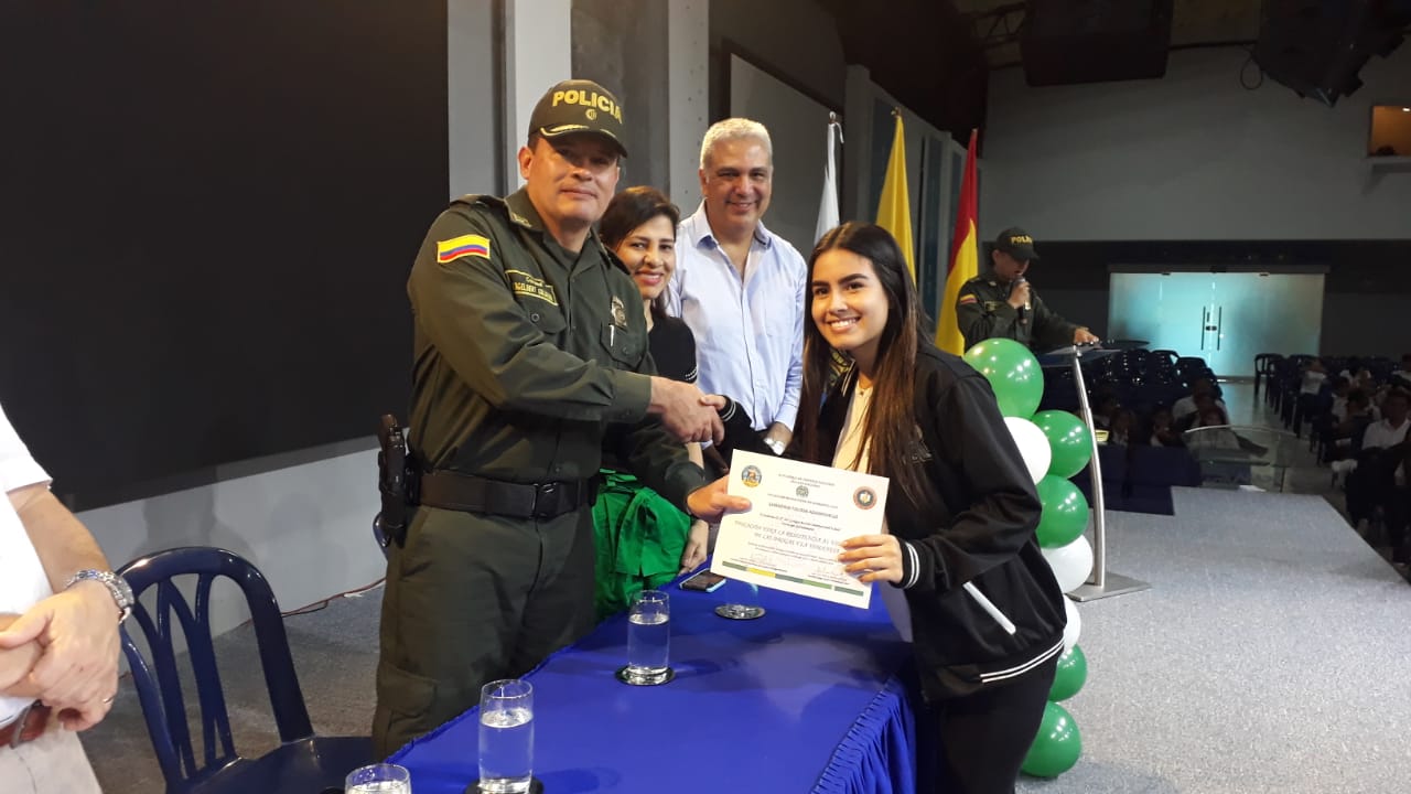 Estudiantes de bachiller reciben certificado de la policía nacional  programa: escolarizado para la prevención de las drogas y violencia (Dare.)
