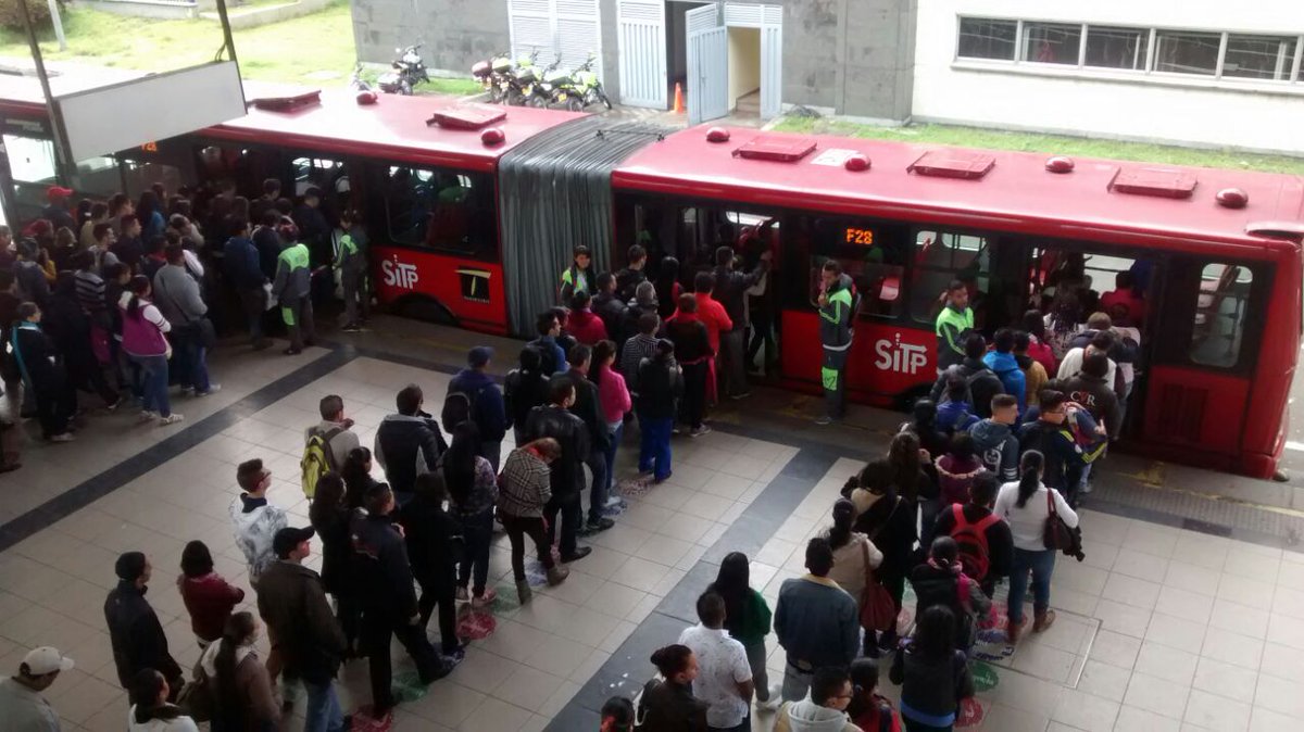 Ladrones en Bogotá aprovechan trancones para robar en Transmilenio