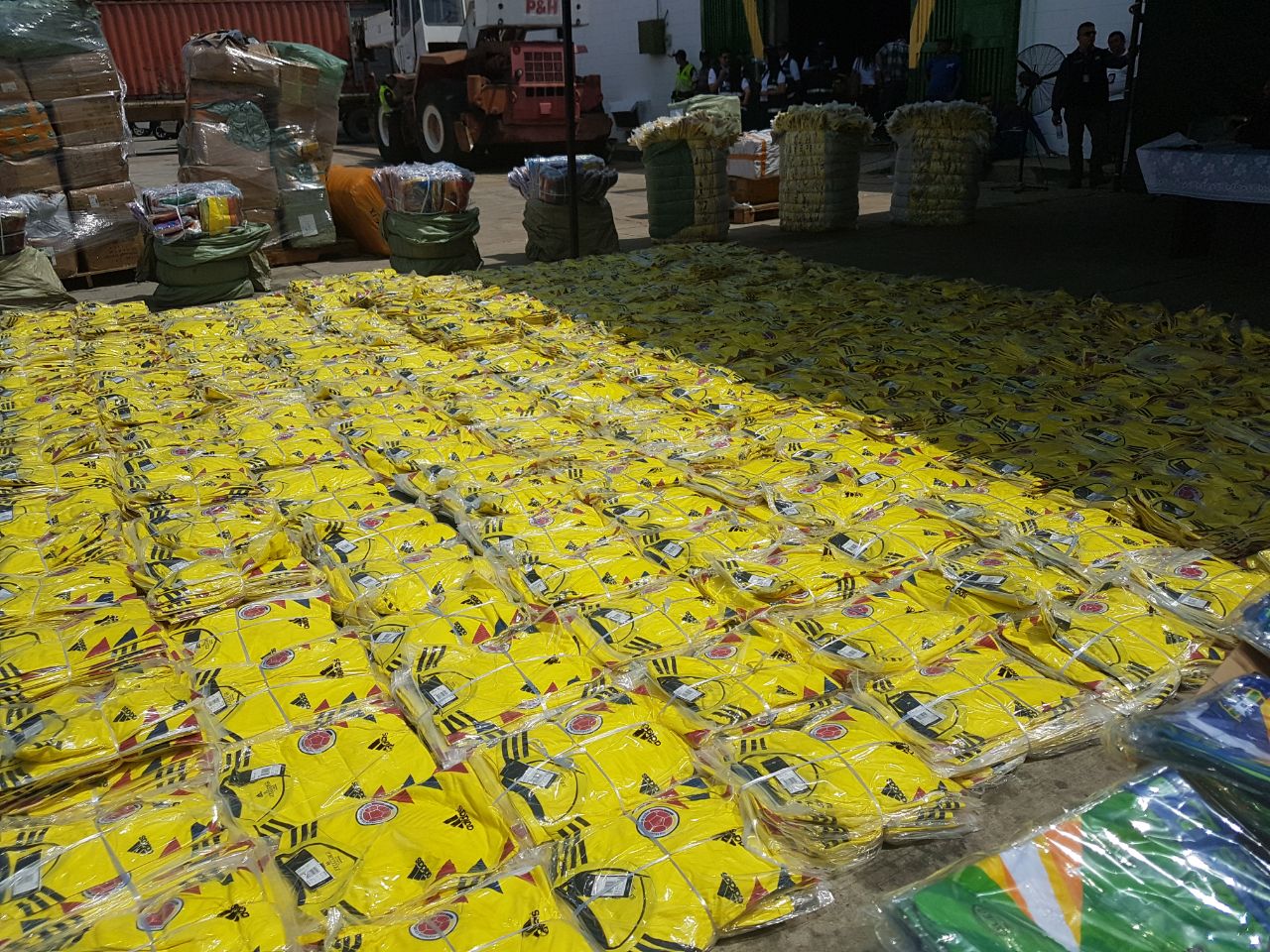 Polfa y DIAN decomisaron cerca de 916 camisetas de la Selección Colombia en Barranquilla