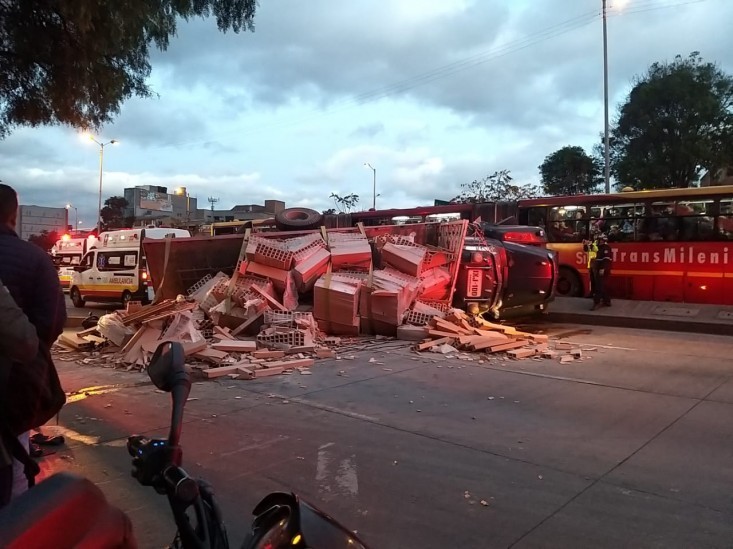 Camión cargado con ladrillos se volcó en Bogotá