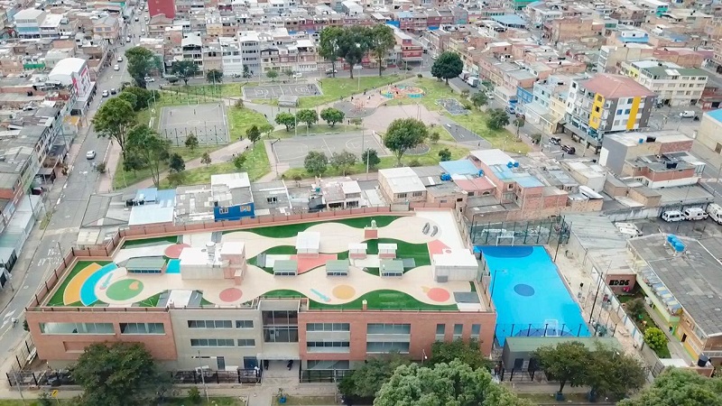 Alcalde de Bogotá entrega colegio renovado en Puente Aranda