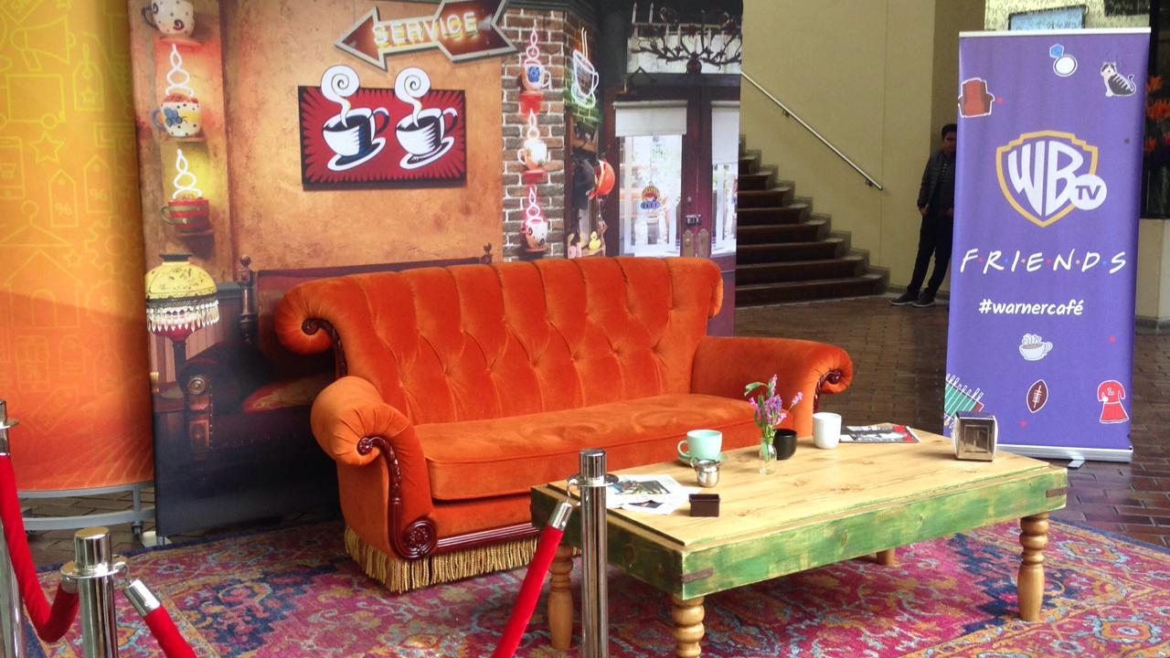El sofá de friends visitará Medellín y estás invitado a conocerlo