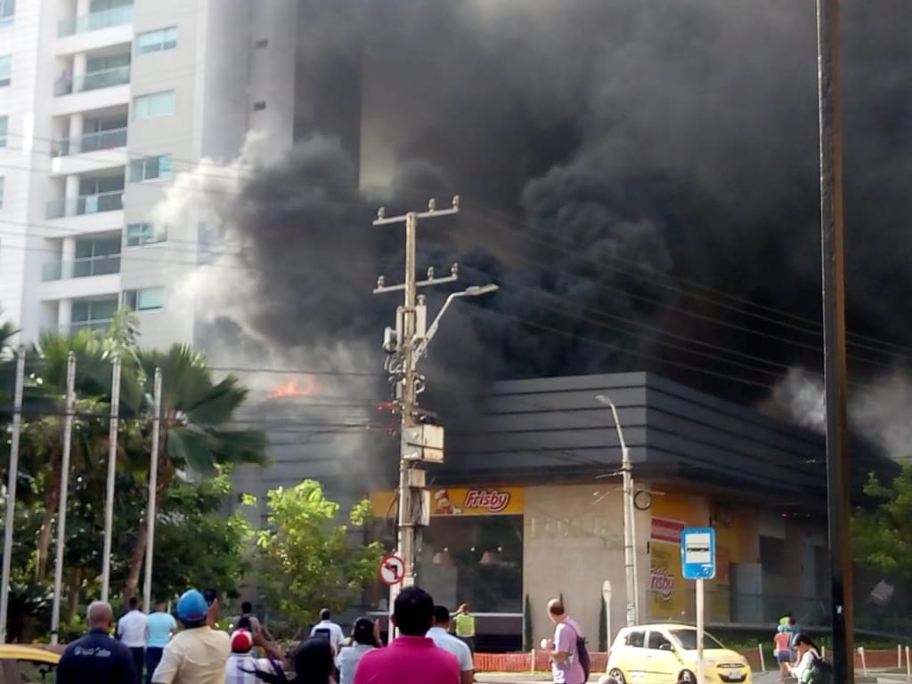 Incendio en centro comercial del norte de Barranquilla se produjo por fallas en el sellado del techo