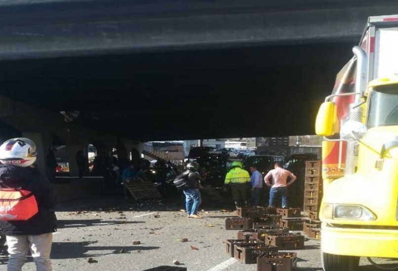 Se derramaron las cervezas tras incidente de camión en Bogotá