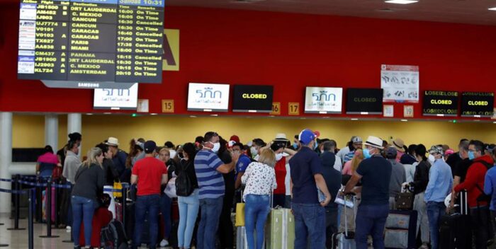 Miles de turistas extranjeros abandonan Cuba un día antes del cierre de fronteras