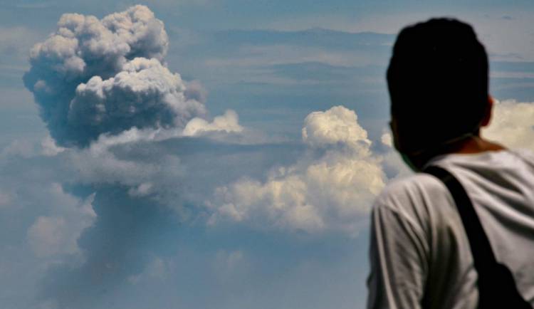 El volcán indonesio Krakatoa expulsa nubes de ceniza, humo y magma