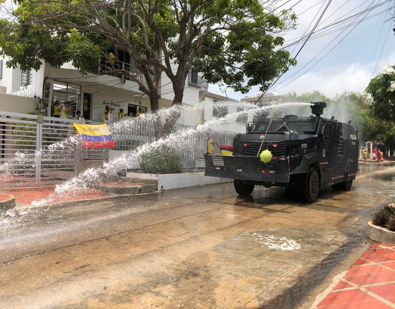Policía de Barranquilla usa tanqueta del ESMAD para lanzar agua y ayudar a desinfectar barrios de la ciudad