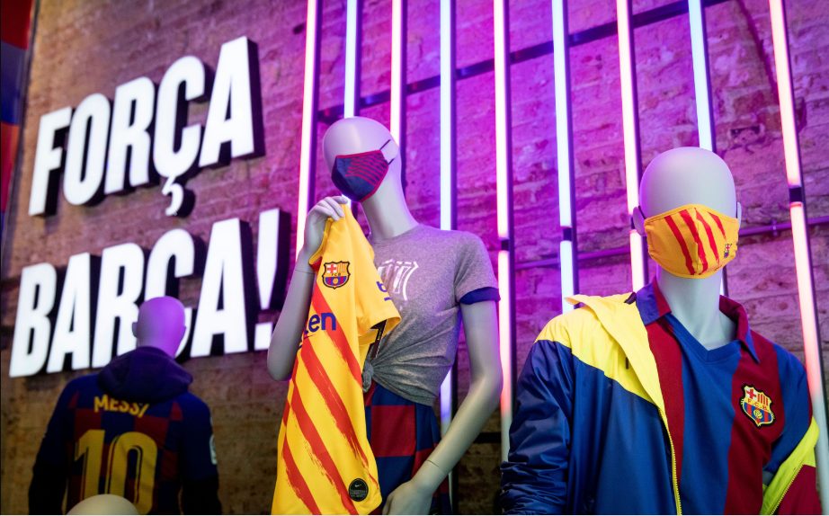 Barcelona pone a la venta sus tapabocas con diseños exclusivos