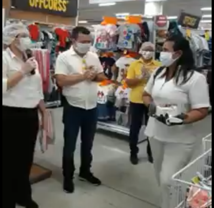 Homenajean a profesional de la salud en supermercado por su lucha contra el COVID-19 en Santa Marta
