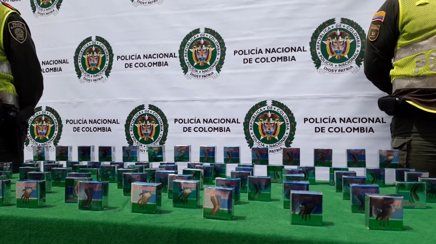 La @PoliciaMzales incauta cajas de medicamento sin licencia de Invima