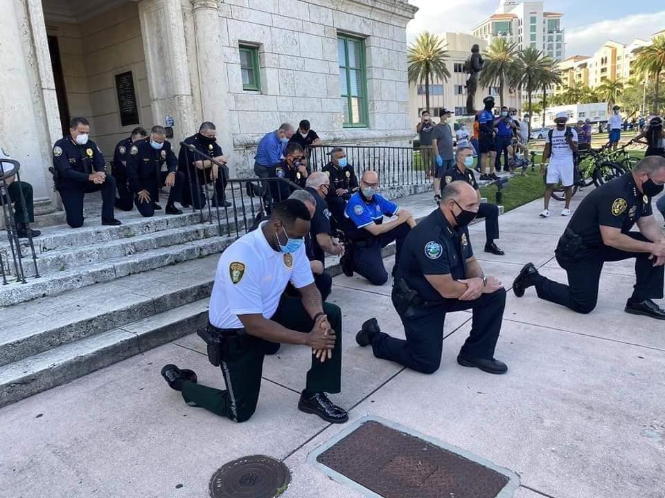En solidaridad por muerte de George Floyd policías de Miami se arrodillan ante manifestantes