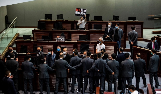 Aprueban polémica ley en Hong Kong que castiga insultos al himno chino