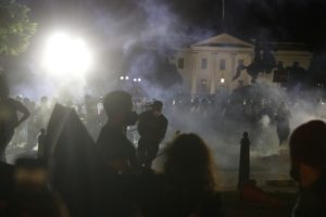 Noche de furia en Estados Unidos: disturbios y fuego frente a la Casa Blanca
