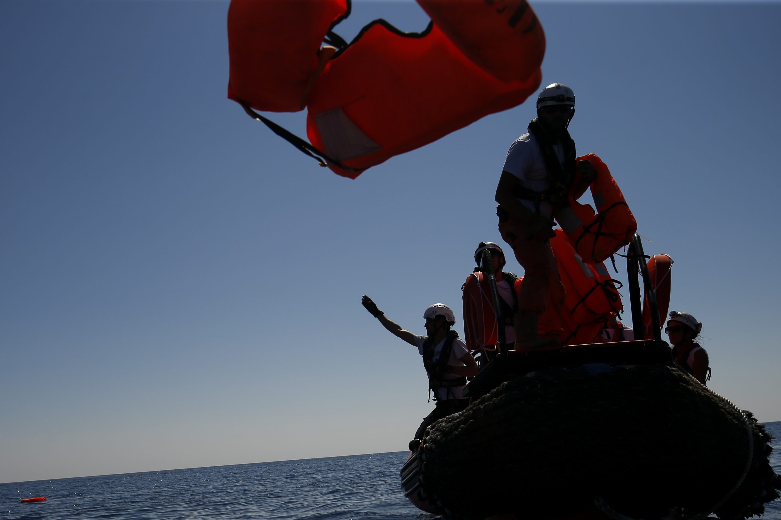 Frente a las costas Libias guardacostas italianos socorren a 84 migrantes