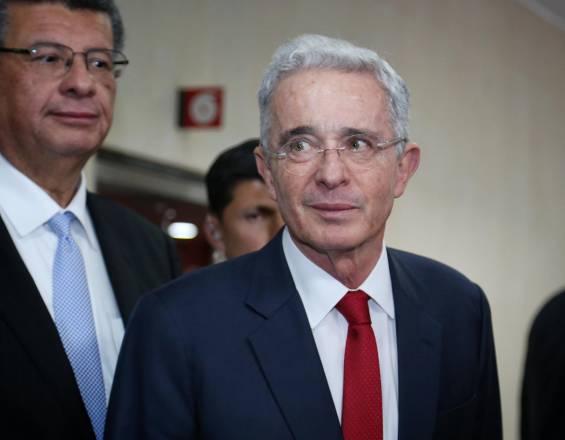 Uribe propone que en Reforma Tributaria incluyan impuestos para pensiones y salarios altos.