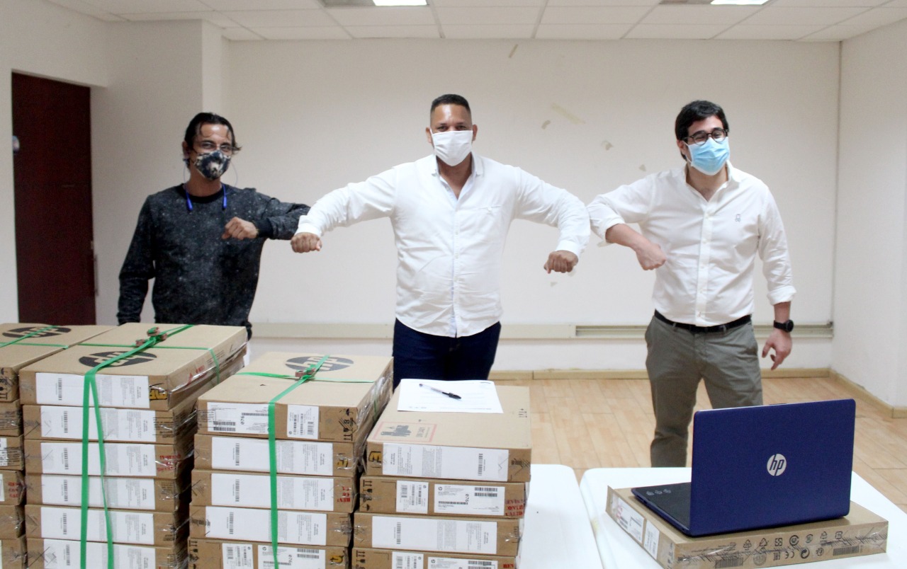 @alcaldiabquilla entrega computadores a Mesa Distrital de Víctimas para garantizar cumplimiento de sus funciones