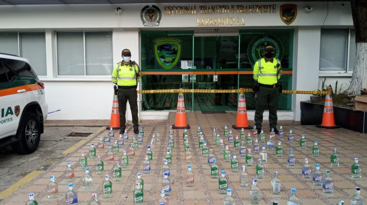 Decomisan 100 botellas de aguardiente de contrabando en Barranquilla