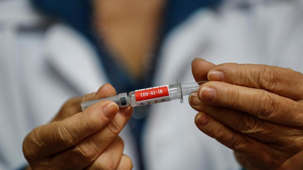 Científicos alertan sobre desconfianza de la población hacia vacuna contra el COVID-19