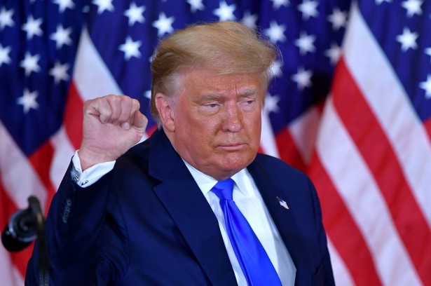 Trump anuncia demanda por ‘fraude electoral’ y se declara ganador