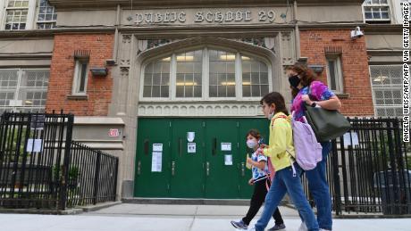 Por aumento de casos de Covid-19, Nueva York cerrará las escuelas públicas