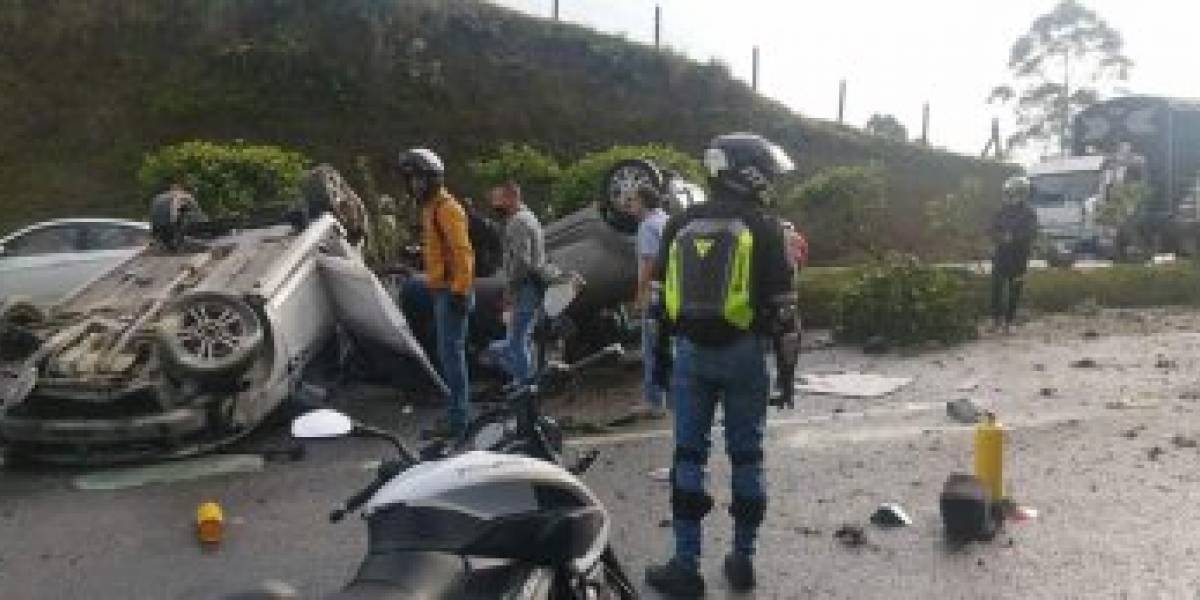 Accidente entre tres vehículos dejó tres personas heridas en vía que conduce de Pereira a Armenia