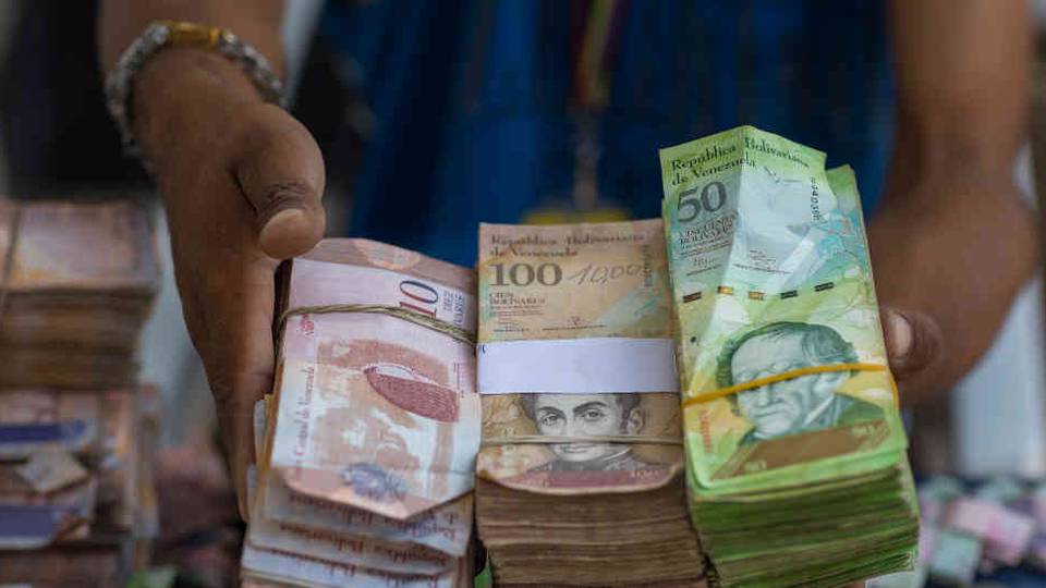 Devaluación de la moneda en Venezuela: un millón de bolívares por un dólar