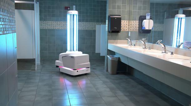 Aeropuerto en EE.UU. utiliza robot para desinfectar a las personas