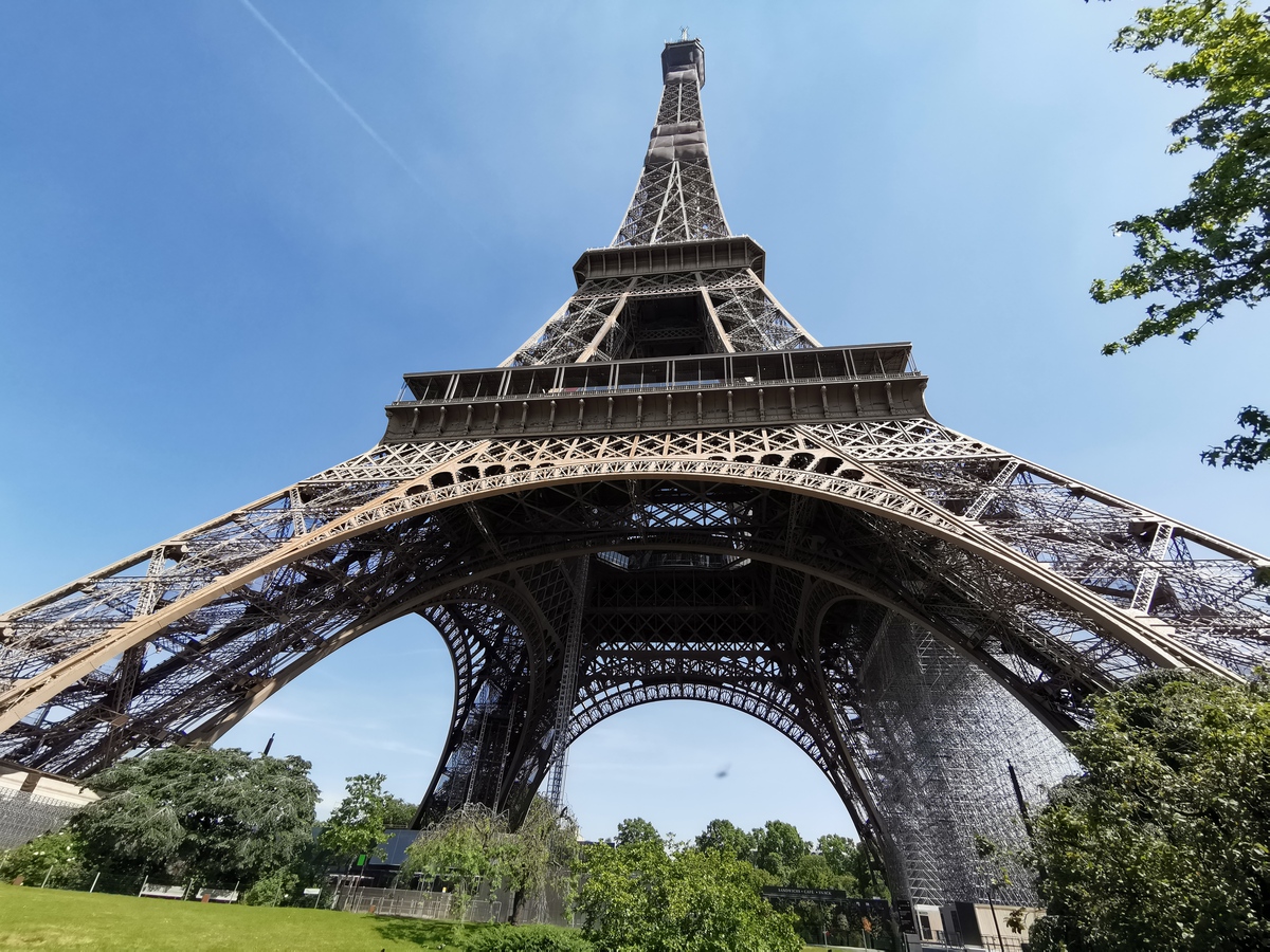 La Torre Eiffel reabre las puertas al público tras ocho meses de clausura por el COVID-19