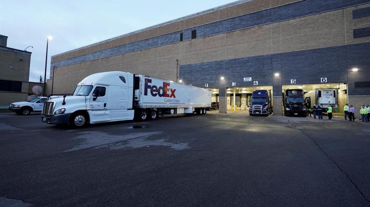Primeros camiones comienzan distribución urgente de vacuna de Pfizer en EE.UU.