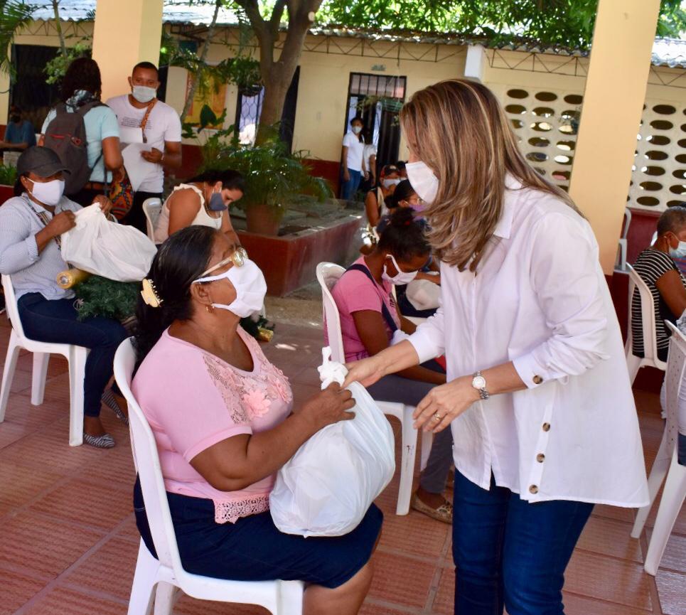 Secretaría de la Mujer del Atlántico entrega donaciones a mujeres víctimas del conflicto armado en Candelaria