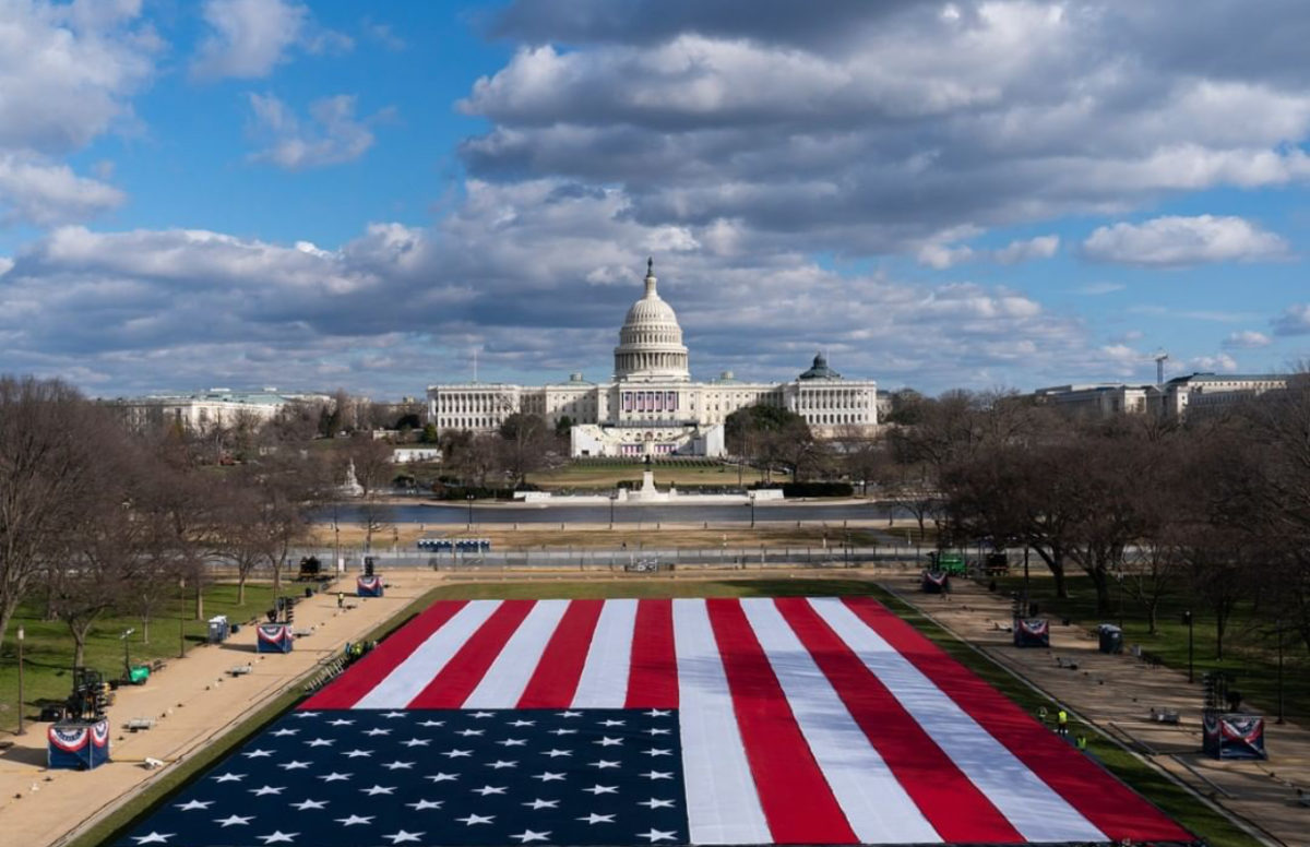 Banderas De EEUU fueron puestas en el National Mall rindiendo tributo a las 200 mil victimas del Covid-19