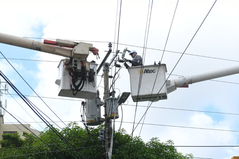Trabajos eléctricos en el barrio Los Nogales – @Aire_Energia