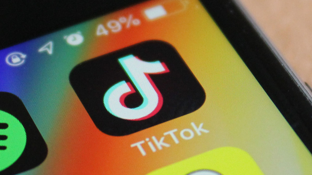 Italia ordena a TikTok bloquear perfil de menores de 13 años tras muerte de niña por reto