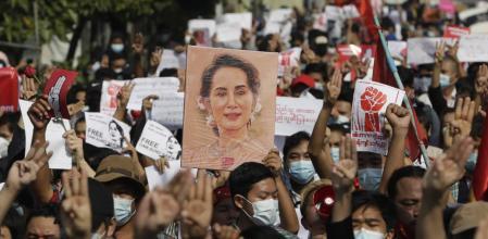 Birmania impone ley marcial en varias ciudades ante crecientes protestas