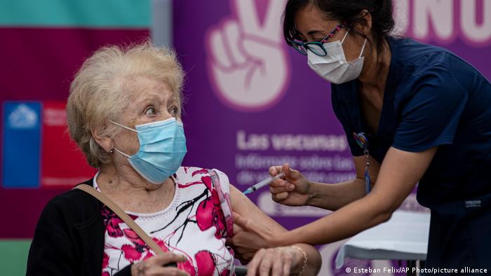 Chile realiza tercera jornada de vacunación masiva contra COVID-19