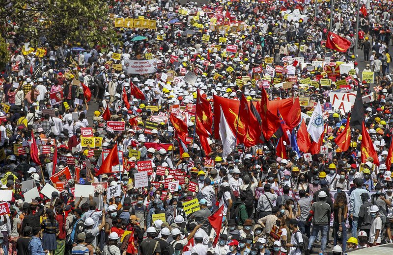 Manifestantes en Birmania desafían al ejército