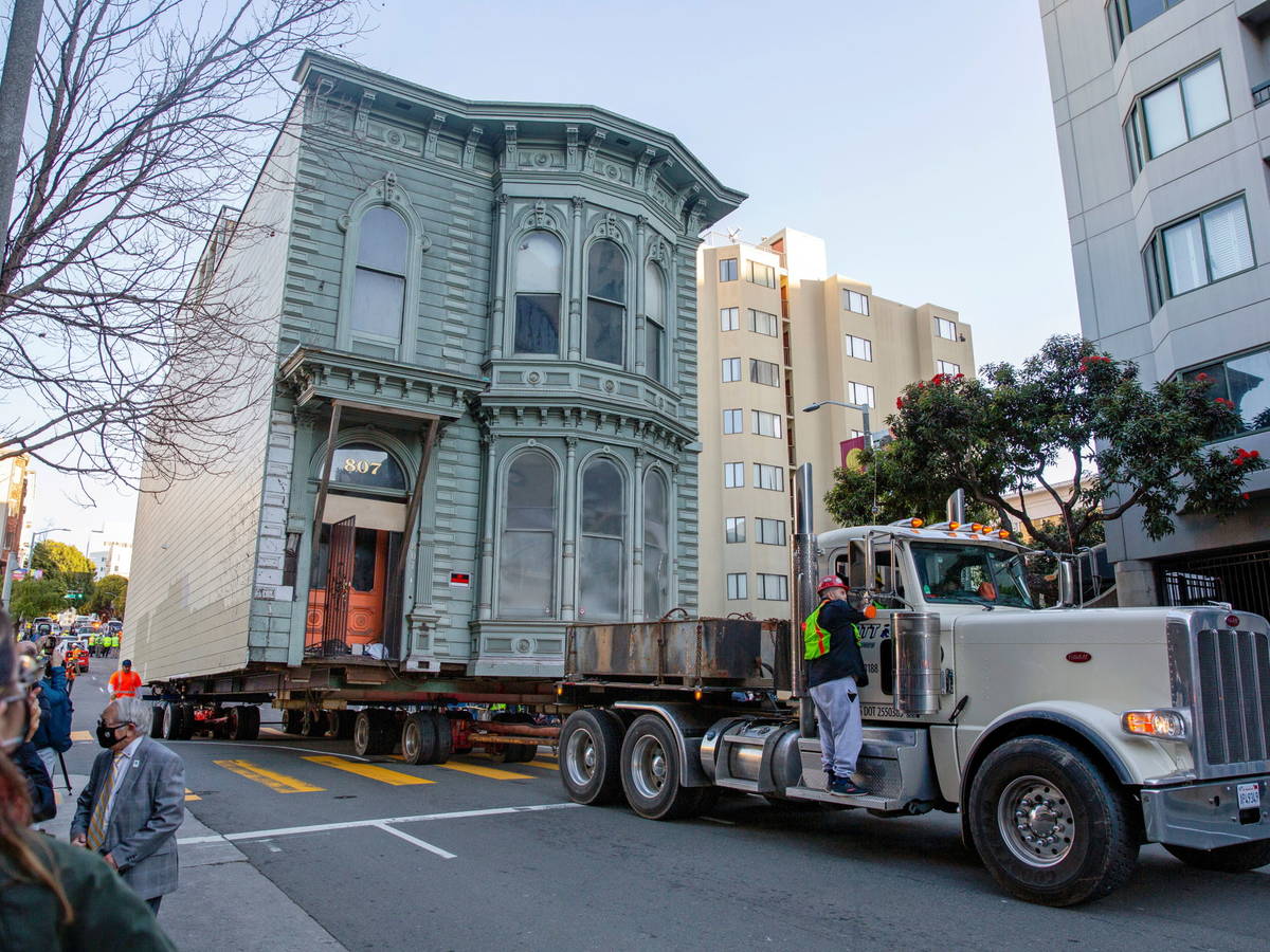 Mudanza de película, una edificación fue trasladada siete cuadras en San Francisco, Estados Unidos