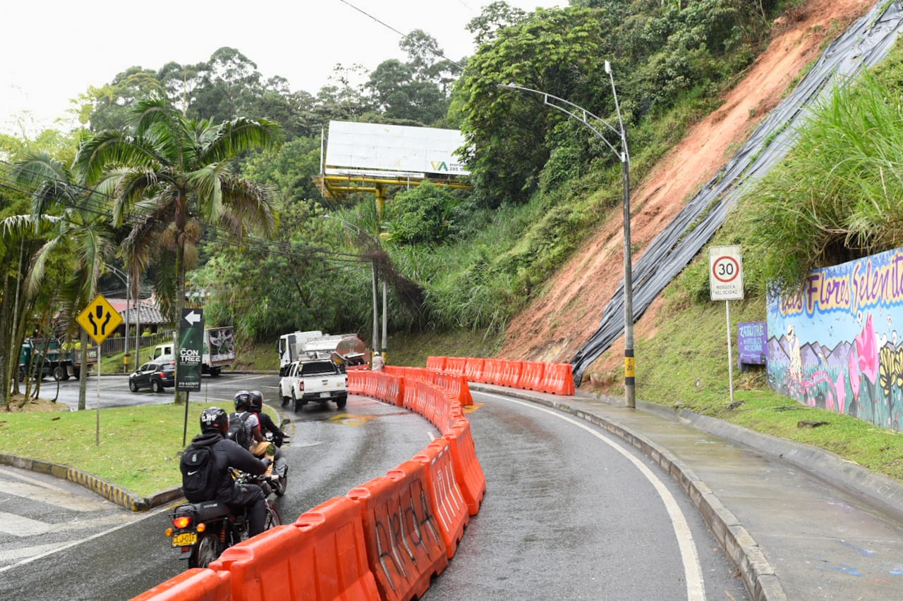 En Medellín de manera oportuna fue atendido deslizamiento que obstruía el tráfico vehicular en la Avenida Las Palmas