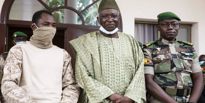 Militares liberan a presidente de Mali tras forzarlo a renunciar