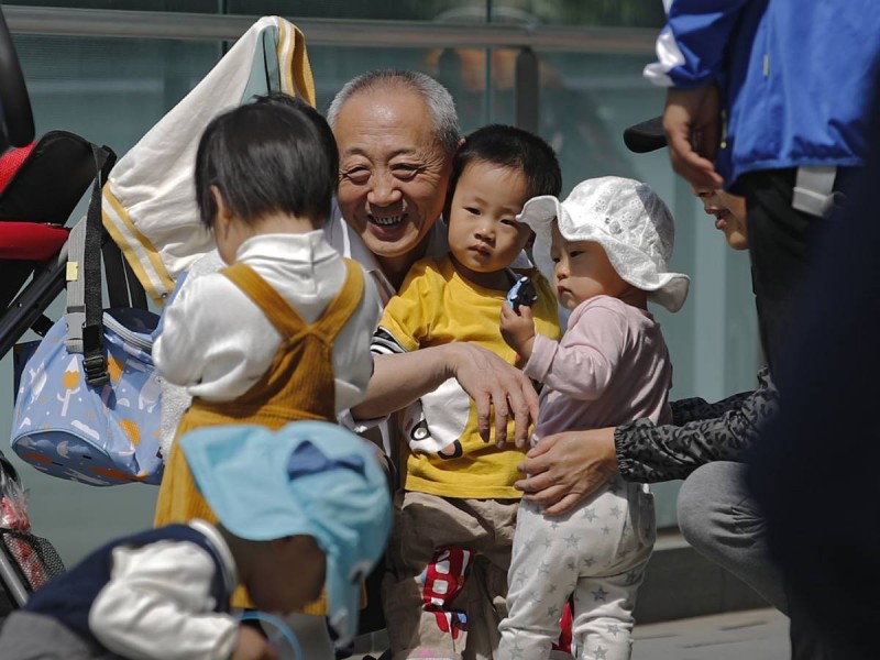 China autoriza tener hasta tres hijos por familia
