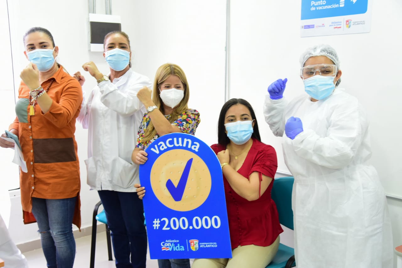 Alcaldesa de Usiacurí recibió la vacuna 200 mil contra el Covid-19 en el Atlántico